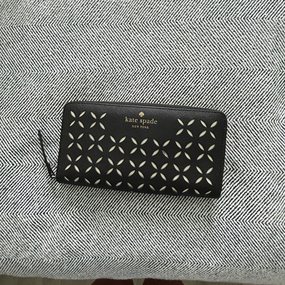 Kate Spade black and white cutout wallet. Barely used.